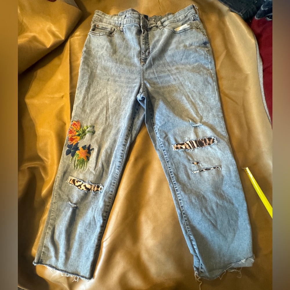 EUC INC Floral Embroidered Leopard Patchwork Stretchy sz 14 Jean Capris